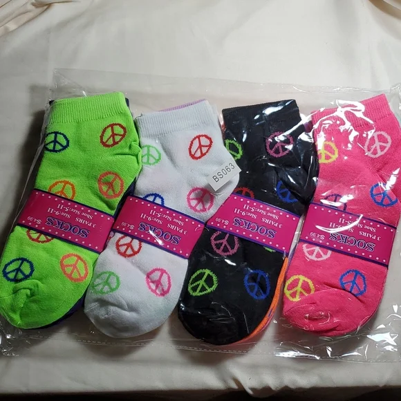 - 12 Pairs Assorted Colors Women's Ankle Socks Size 9-11 Peace Sign - Picture 2 of 6